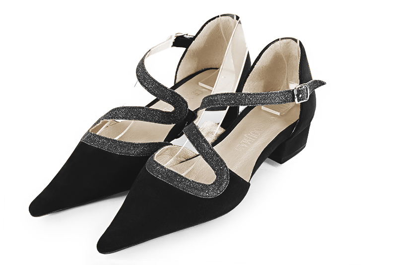 Matt black women's open side shoes, with snake-shaped straps. Pointed toe. Low block heels. Front view - Florence KOOIJMAN